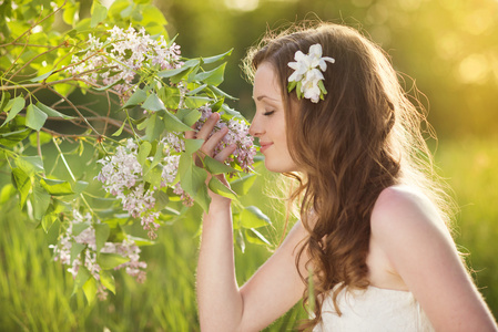 美丽的春姑娘带在草地上的花朵