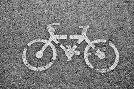 在道路上的自行车符号