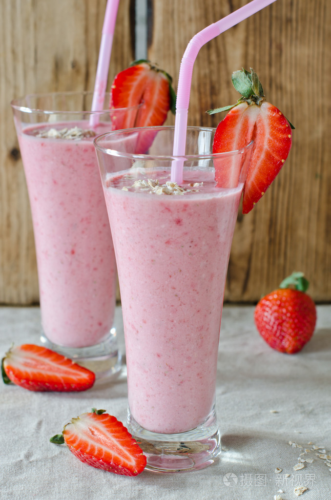 在一张桌子上的草莓奶昔