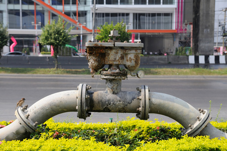 公众主要自来水侧道路上