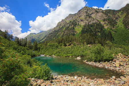 小山上的湖小山上的高山湖, 有绿松石的水在岩石山背景.