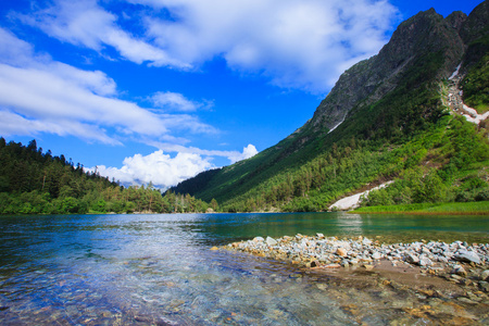 小山上的湖