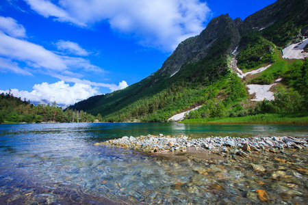 小山上的湖