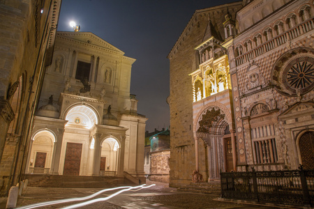 贝加莫colleoni 教堂和大教堂圣玛丽亚教堂和 dom 中上部镇在晚上