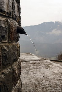 水流和背景上的阴天山