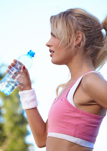 女人喝水后做运动