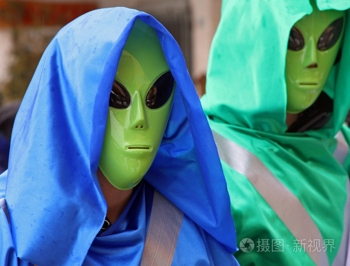 两个外星人降落在地面的大眼睛