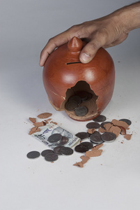 破碎的存钱罐照片