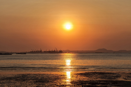 日落海滩上