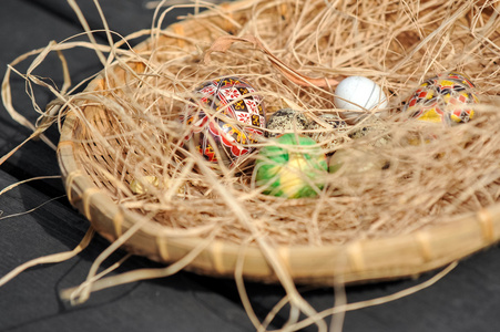 复活节彩绘鸡蛋和干草篮子