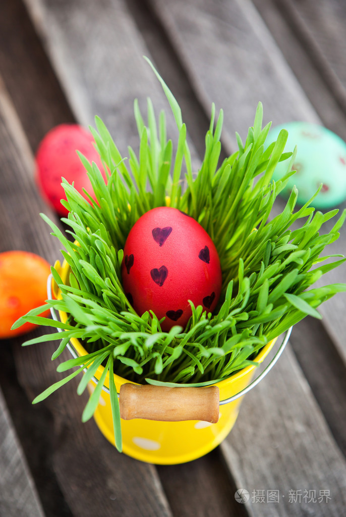 多彩被绘的复活节蛋,在新鲜的绿色草地上