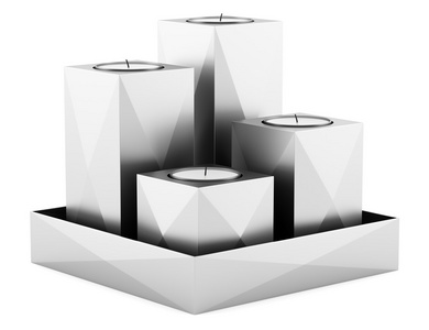 用蜡烛上白色高建群孤立的四个金属烛台