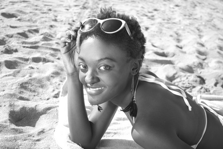 在海滩放松的漂亮黑人女性