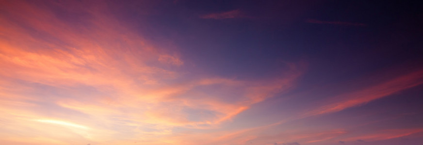 软和多彩的夕阳的天空