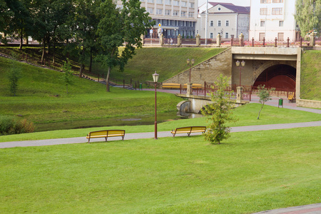 在白俄罗斯格罗德诺公园的桥梁和河流