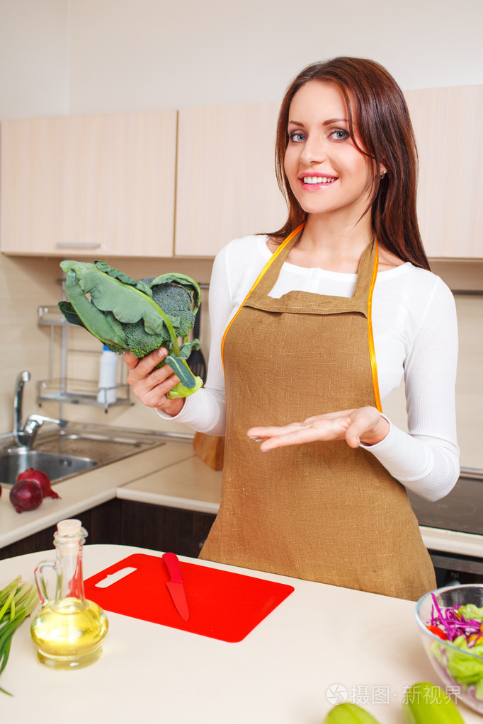 美丽的白种女人在厨房里