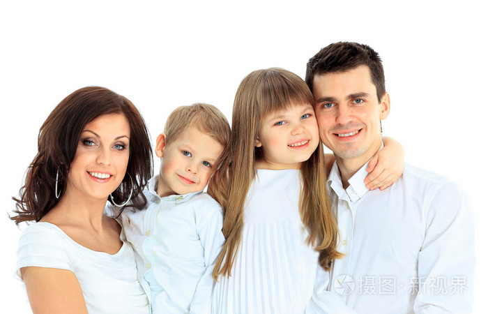 美丽幸福的家庭孤立在白色背景