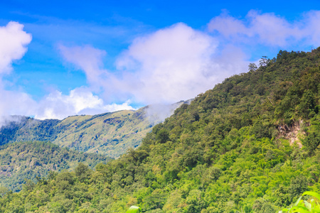 蓝蓝的天空，与在 chaingmai 泰国山