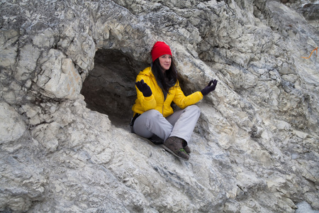 冥想坐在一个山洞里的年轻女子