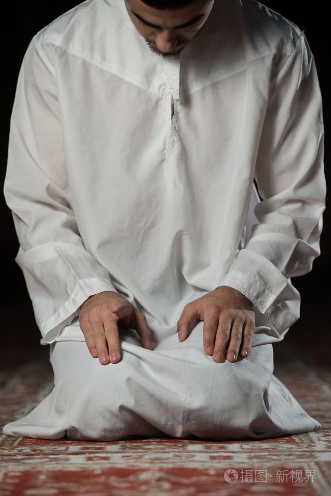 穆斯林在清真寺做礼拜