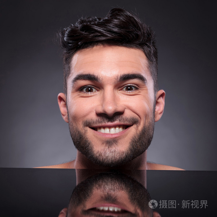 沾沾自喜的表情的年轻男子的头