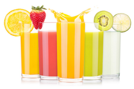 夏季口味的水果饮料在玻璃时溅起水花