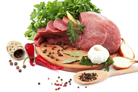 原料肉 蔬菜和香料上木菜板