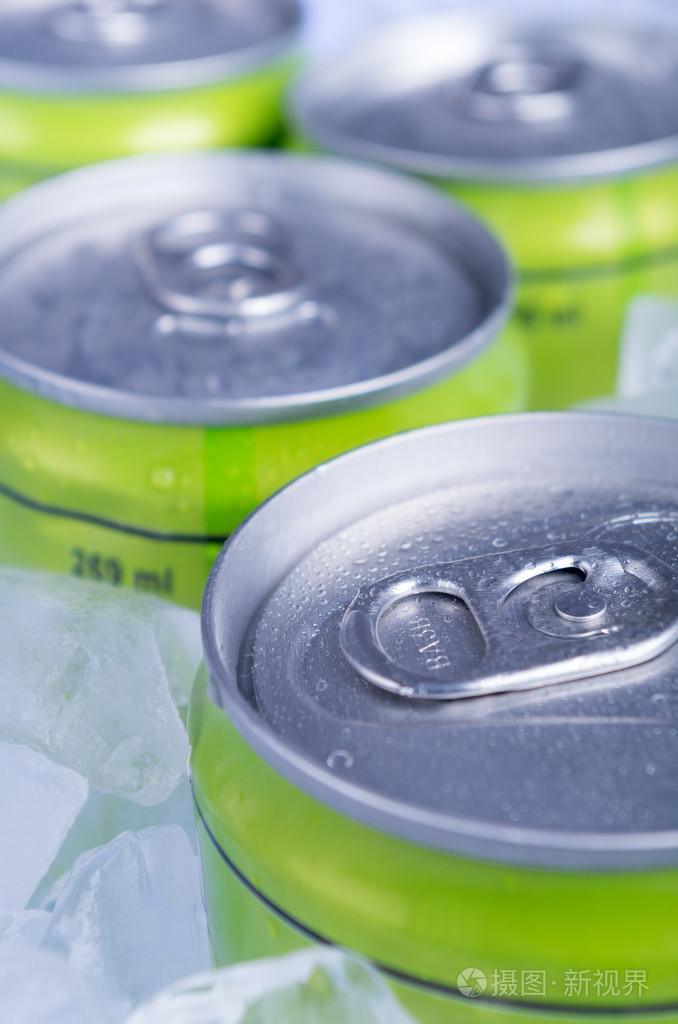 加碎冰的饮料罐