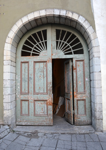 塔林市的老式木制的门