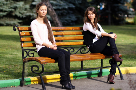 年轻女子在公园的长凳上休息