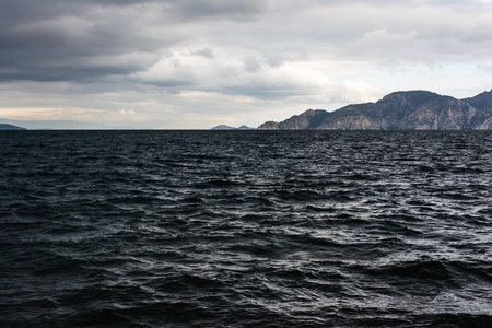 风雨如磐的海边黑海