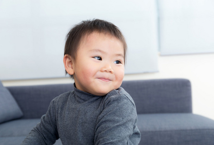 亚洲小男孩在家里