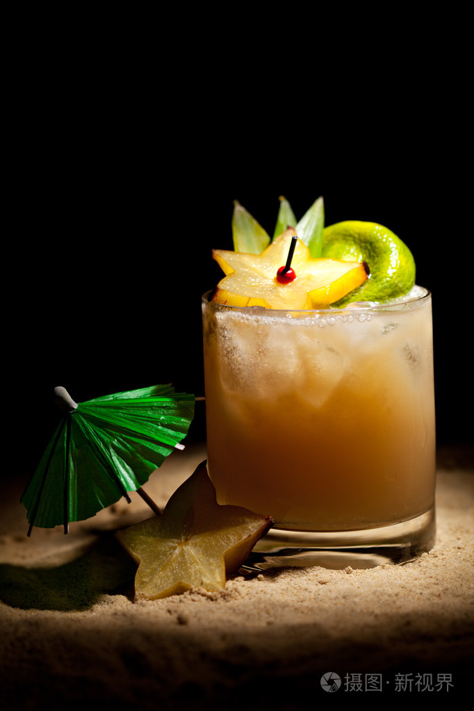 鸡尾酒与深色朗姆酒