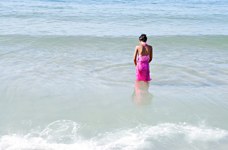 黑人妇女在海滩上