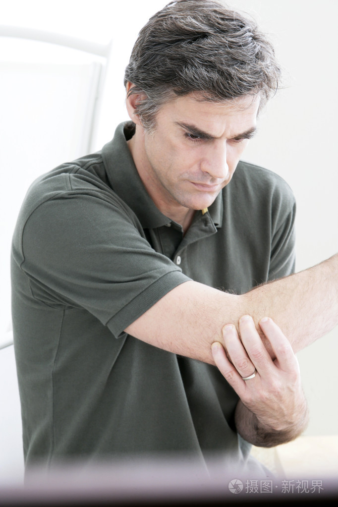 痛苦的弯头的男人