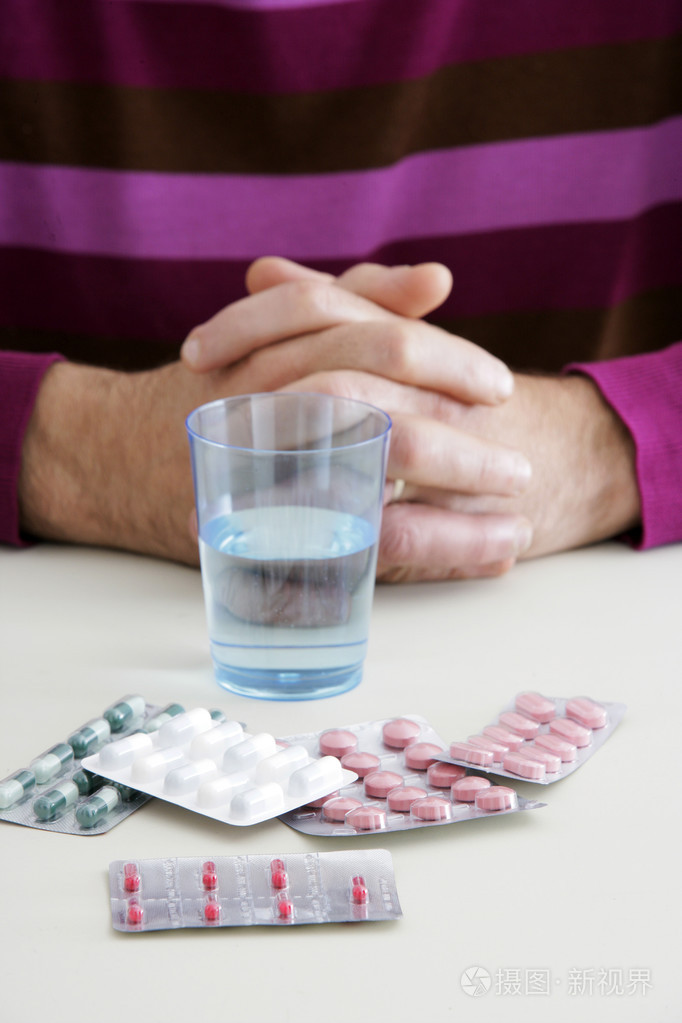 男人在服药