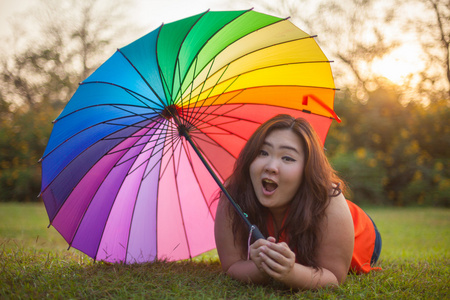 幸福的脂肪女人用的伞