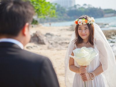 对年轻夫妇在爱