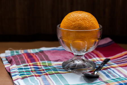 静物与橙色杯冰激淋和勺子