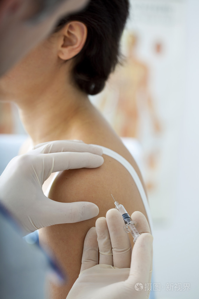 接种疫苗的女人