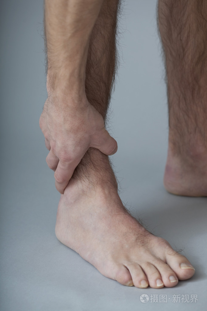 踝关节疼痛的人