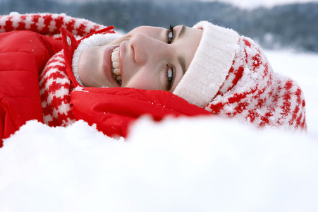 躺在雪地里的女人