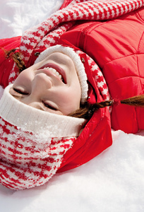 躺在雪地里的女人