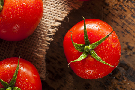 有机红色成熟的西红柿