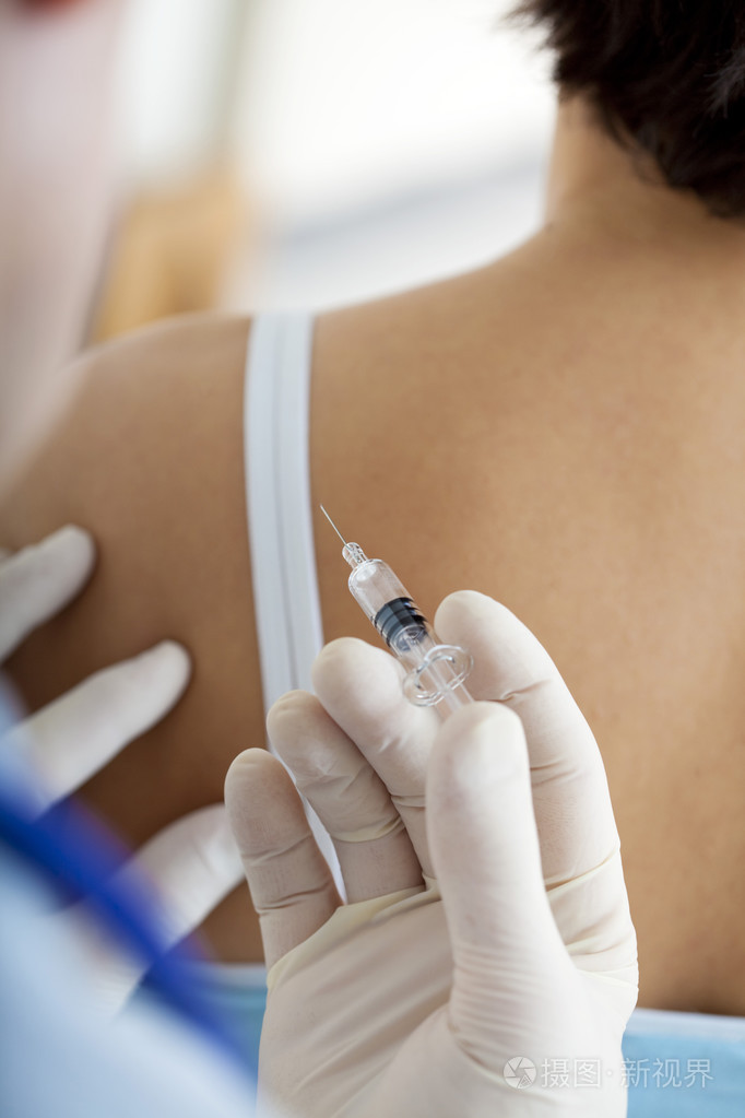 接种疫苗的女人