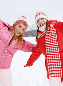 两个女孩玩游戏，而在冬天在乐趣