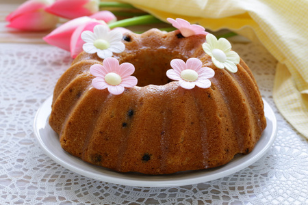 复活节节庆蛋糕装饰着花朵