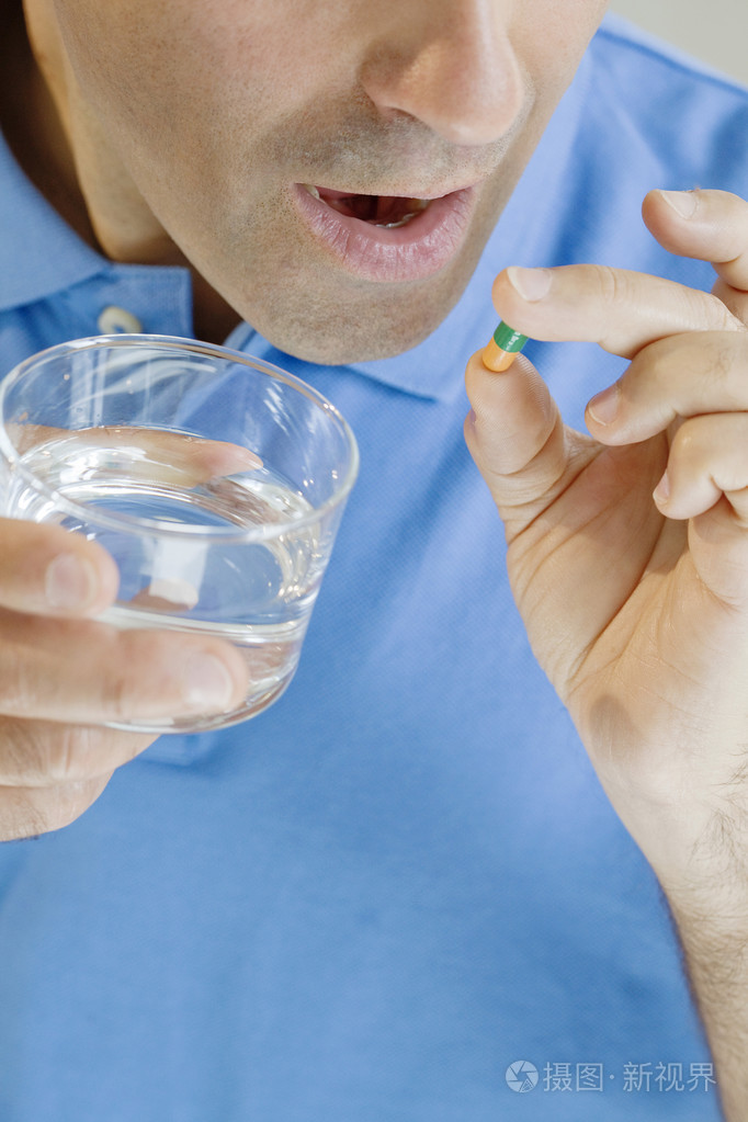 男人在服药