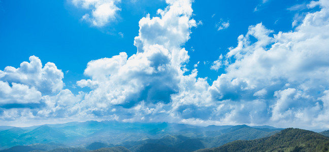 全景山复杂天空和云