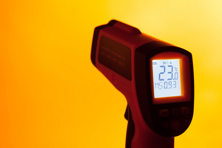 橙色背景的红外激光温度计